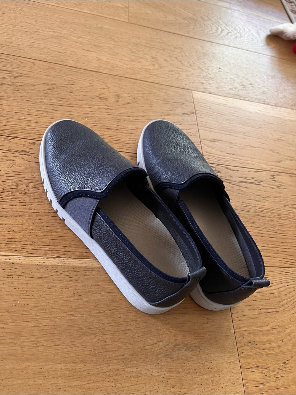 VIONIC navy slip-on sneaker, size 8.5, runs large.